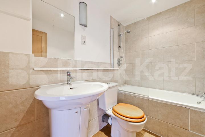 527 sq. Ft & superbly located moments from Borough High Strret  Newington Causeway, Borough